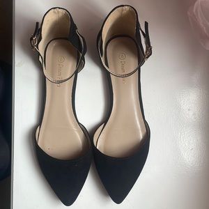 Pre-owned.  Dream Paris size 8 black ankle strap shoes.